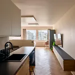 By Aimee - 20m From The & In Centre! Apartament