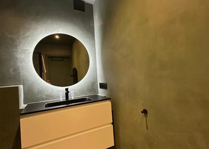 By Aimee - 20m From The & In Centre!