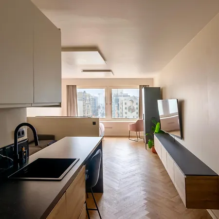 By Aimee - 20m From The & In Centre! דירה