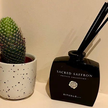 By Aimee - 20m From The & In Centre! דירה