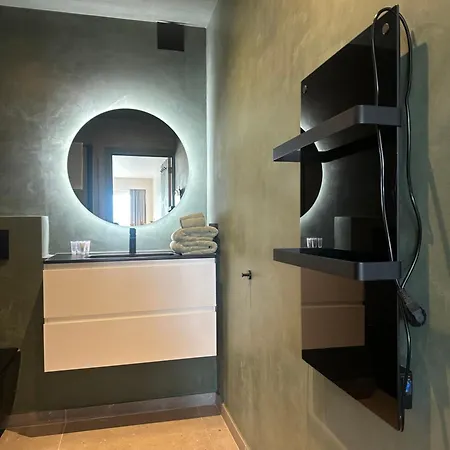 By Aimee - 20m From The & In Centre! דירה