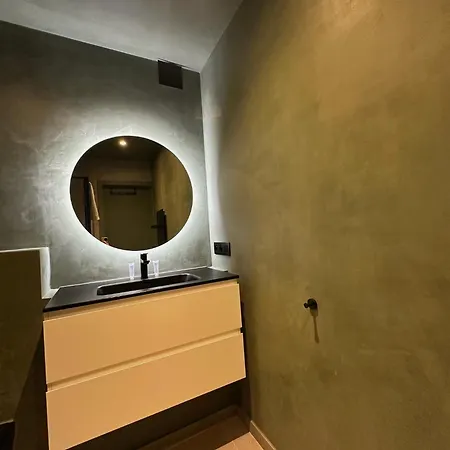 By Aimee - 20m From The & In Centre!